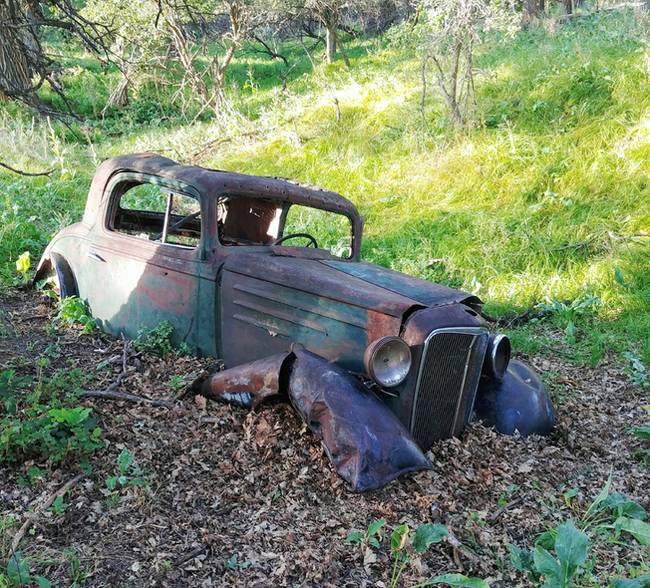 Ezt a kocsit pedig 60 évvel ezelőtt parkolták le itt, majd soha többé senki sem jött érte.