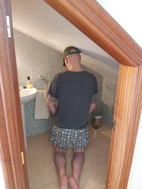 „Az Airbnb-nk fürdőszobája tényleg kicsi volt."