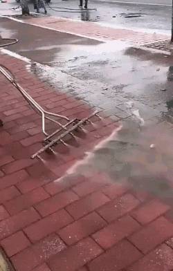 Így mossák a járdákat Kínában.