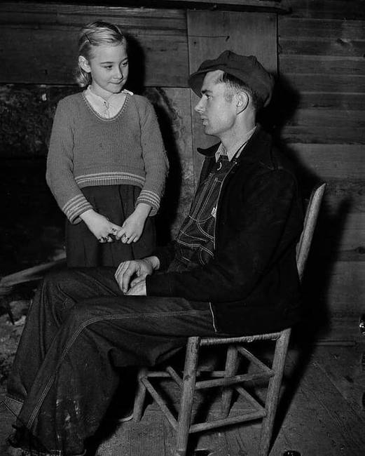 A 9 éves Eunice Winstead Johns, és a 22 éves férje, Charlie Johns az otthonukban, Sneedville-ben, 1937-ben.