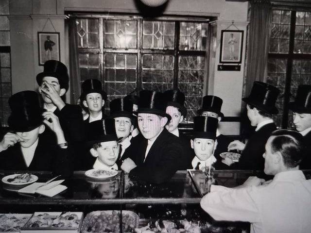 Gyerekek a berckhire-i Windsorban található Eton Tuck Shop-ban, 1937-ben.
