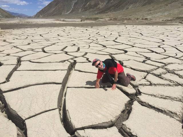 Hatalmas sárrepedések Tibet déli részén.