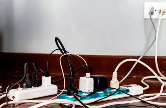 Mit nem szabad hosszabbítón keresztül az elektromos hálózatra csatlakoztatni? 8 otthoni eszköz a villanyszerelők „feketelistájáról”