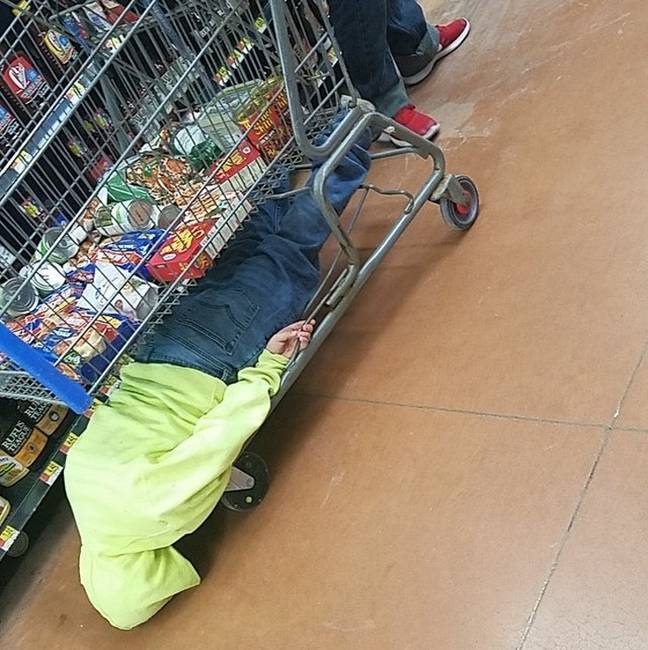 Semmi különös, csak egy vásárlás egy hisztis gyerekkel.