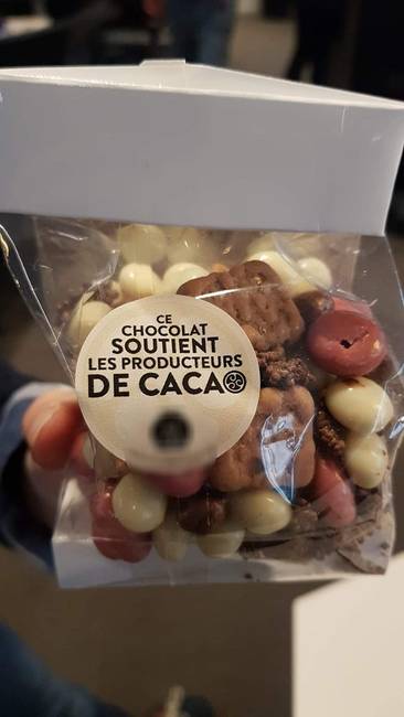 Ennek a francia süteménynek a csomagolásán a "cacao" szó helyett sokkal inkább a "caca" szó olvasható. Ez franciául a szar.