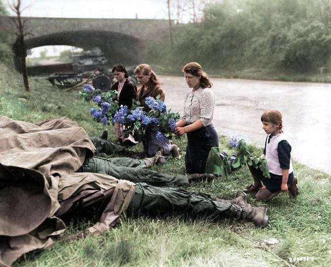 Három fiatal orosz nő és egy kislány, akik virágot vittek a nácik által megölt amerikai katonák tiszteletére, 1945 április 18-án.