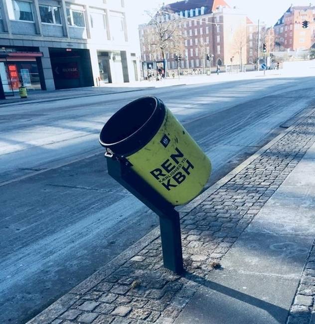 Koppenhágában az út melletti kukák döntve vannak, hogy a kerékpárosoknak ne kelljen megállniuk, amikor kidobják a szemetet.