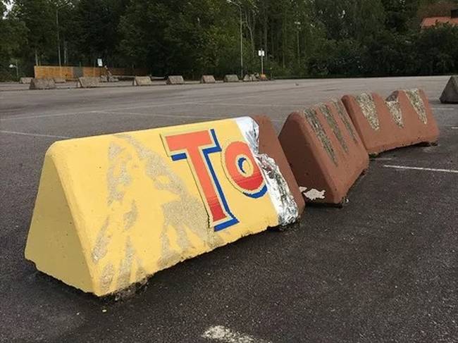 Toblerone-ihlette betonakadály.