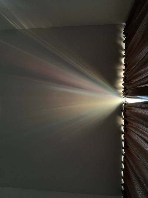„A vékony rés a függönyeim között Camera obscura-effektust hoz létre, és tükrözi az utcán látható színeket."