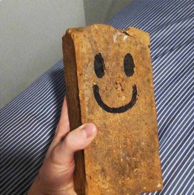 Valaki úgy gondolta, hogy a repüléstől való félelem leküzdése érdekében egy téglából készített repülőpajtit készít magának. Nem volt jó ötlet.