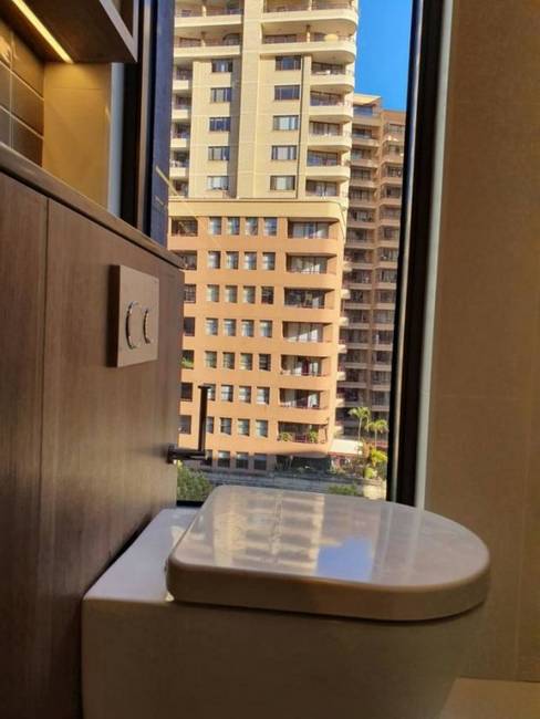 Ez az üveg sajnos nem tükröződik kívülről, úgyhogy egy egész városnegyed látja, ha a WC-n ülsz.