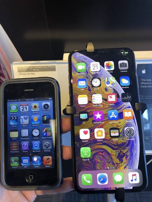 „Ma reggel valaki a boltomban hagyta az iPhone 3GS-ét. A képen az iPhone XS Max-szal történő összehasonlítása látható.”
