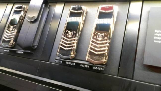 Aranyból készített mobiltelefon, ami körülbelül annyiba kerül, mint egy háromszobás panel lakás a fővárosban.
