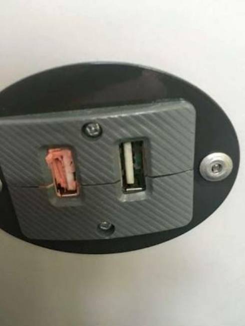 Le kellene törni a kezeit azokat, akik rágógumit tömködnek az USB nyílásokba.