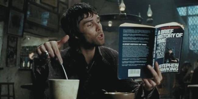 Az "Azkabani fogoly" című részben az egyik varázsló Stephen Hawking "Az idő rövid története" című könyvét olvassa.