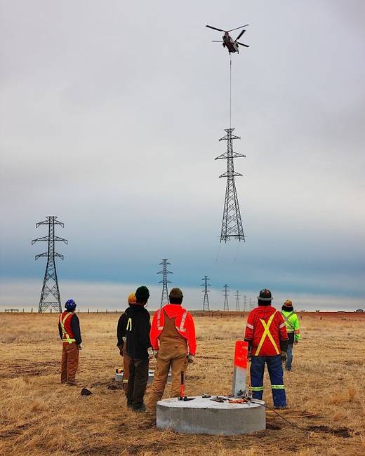 Így rakják helyükre a hatalmas elektromos vezetéktartó oszlopokat.