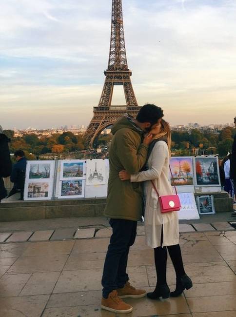 „Megkértem ezt az idegen srácot, hogy készítsen velem egy csókolózós fotót az Eiffel-toronynál, mert szerettem volna megmutatni az Instagramon, hogy milyen romantikus vagyok."