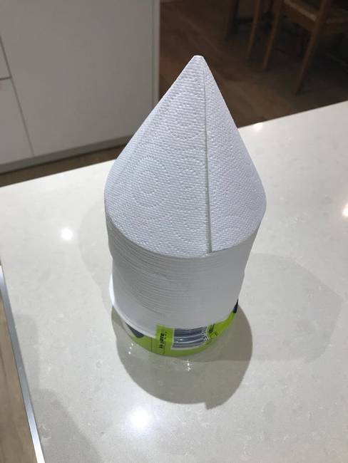 Kúp alakú vécépapír, ami így egy kézzel is könnyedén használható.