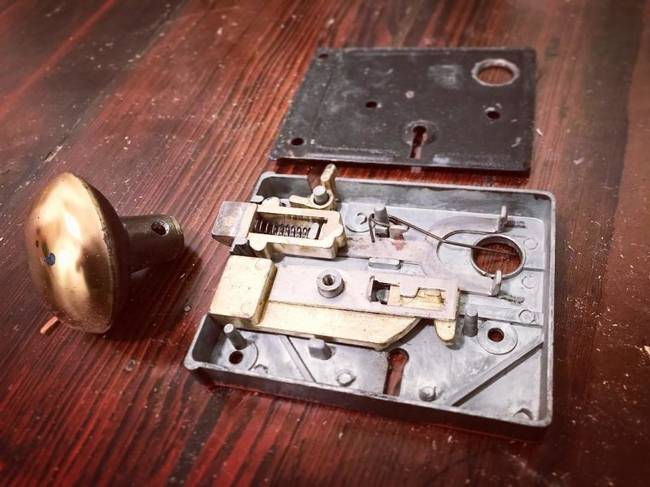 Gömbkilincs és az általa mozgatott mechanizmus.