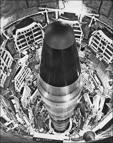 A képen egy Titan II látható a silóban.