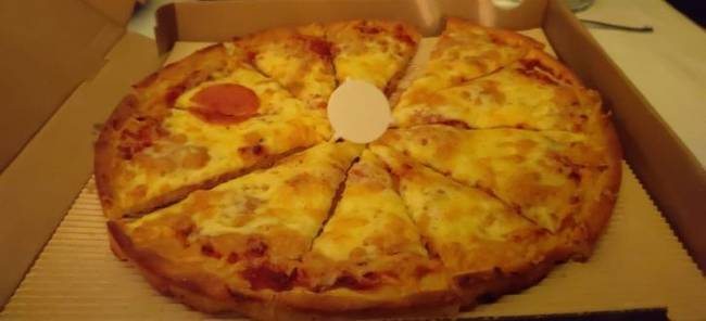„Szalámis pizzát rendeltem."
