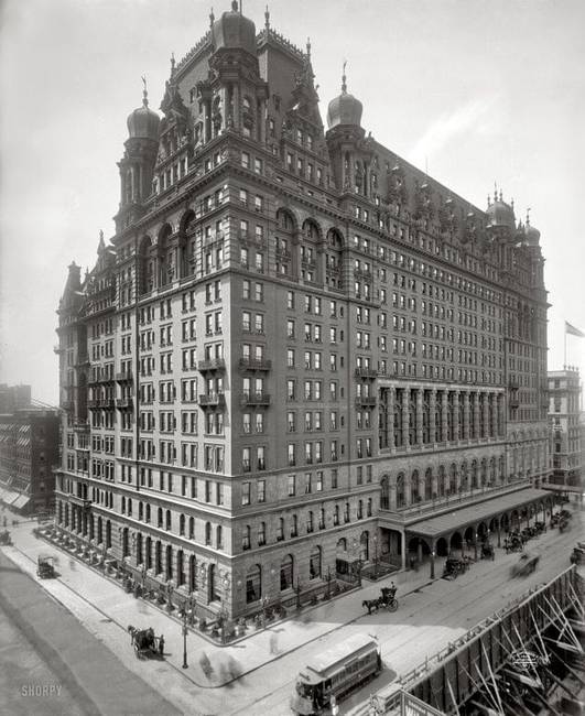 Az eredeti New York-i Waldorf Astoria Hotel.