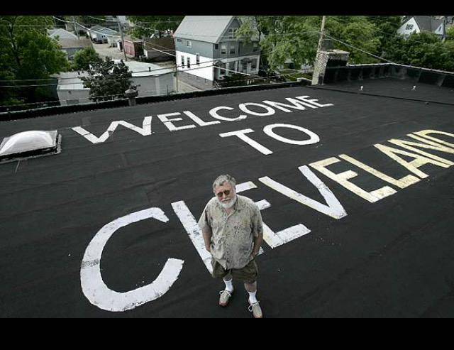 Ez a fickó egy „Welcome To Cleveland" feliratot festett a repülőtér mellett lévő háza tetejére. Ebben persze még semmi vicces sem lenne, ám a repülőtér és a ház valójában Milwaukeeban található.