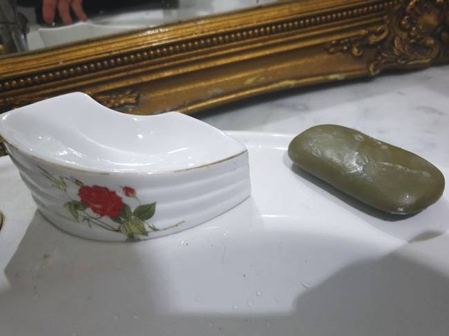 A nedves szappan egyszerűen kicsúszik ebből a szappantartóból.