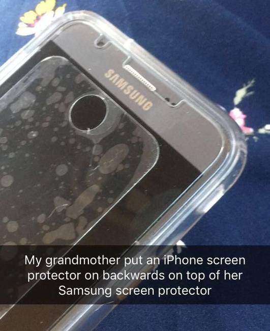 „A nagymamám egy iPhone-képernyővédőt rakott a Samsungjára. Igen, fejjel lefelé."