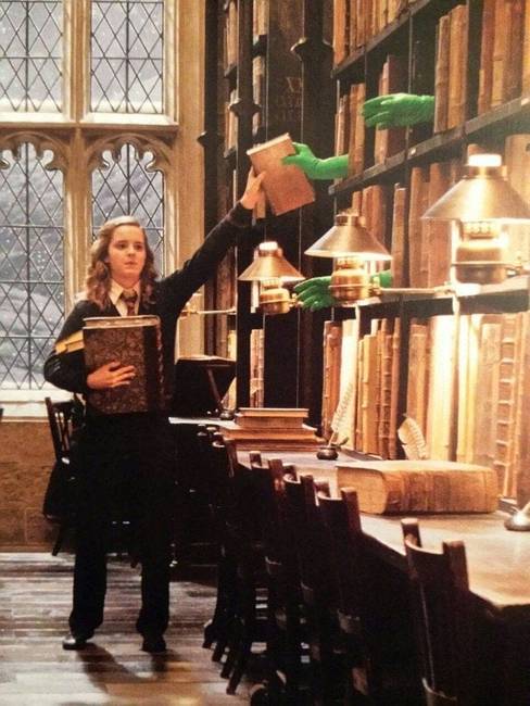 Hogyan forgatták a jelenetet, amiben a könyvek maguktól a helyükre mentek a Harry Potterben.