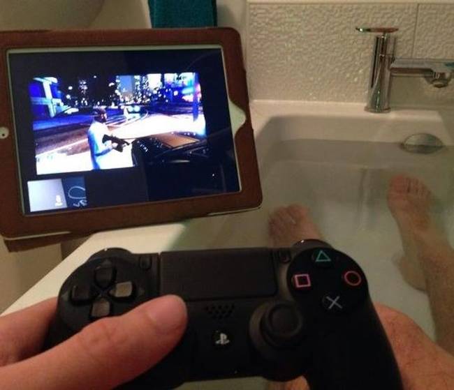 „Ha tabletemről FaceTime-ozok a PlayStation előtt lévő mobilommal, akkor akár a fürdőkádban is játszhatok.''