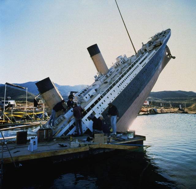 A Titanic süllyedős jeleneteihez használt hajómodell.
