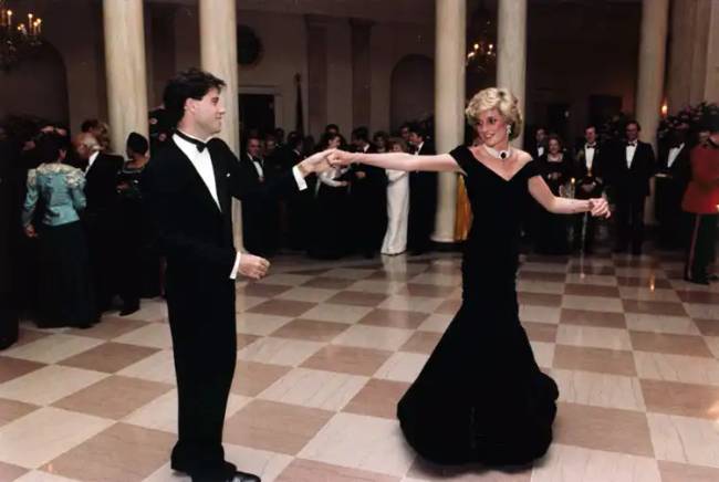 Diana hercegné John Travoltával táncol a Fehér Házban rendezett fogadáson, 1985. november 11-én / commons.wikimedia.org