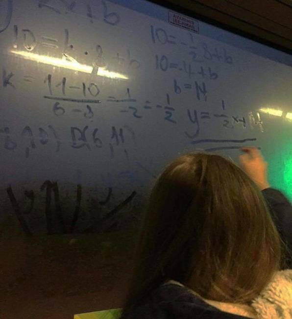 Amikor dugóban állsz a busszal, és ezért úgy döntesz, hogy inkább itt helyben nekikezdesz a házi feladatnak.