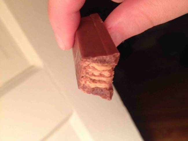 Egy KitKat csoki, amiben valamiért ferdén lettek elhelyezve az ostyák.
