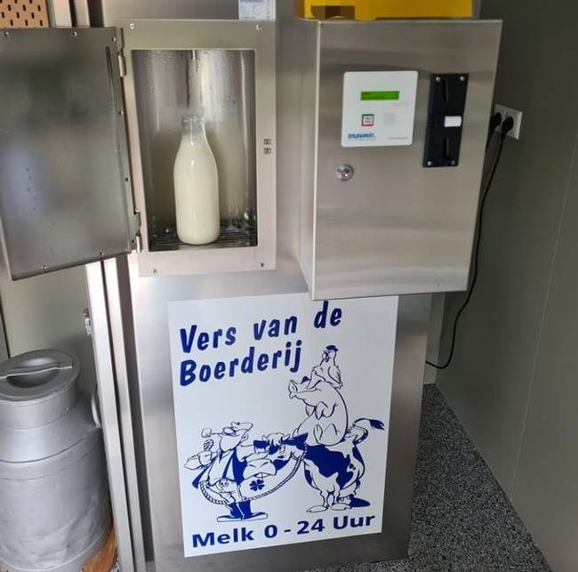 Hollandiában a gazdák ilyen tejárusító automatákat helyeznek ki, ahol az emberek friss tejet vásárolhatnak, és még olcsóbb is, mint a szupermarketekben.