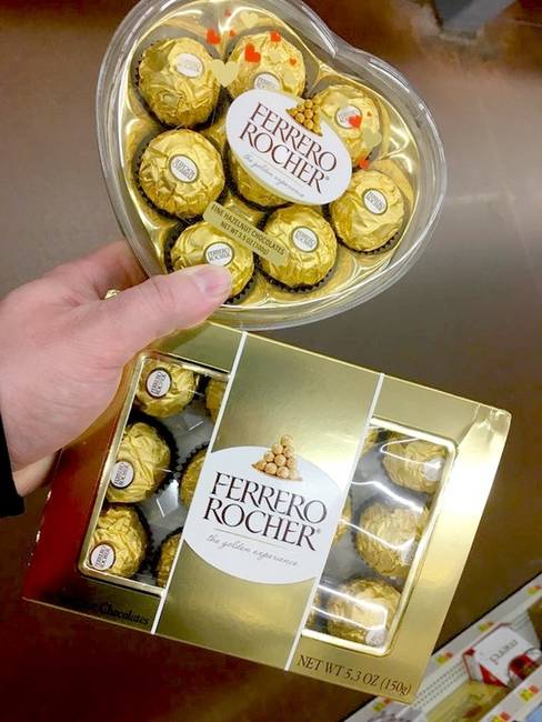 8 praliné szív alakú csomagolásban 2000 forintba kerül, ugyanebből a márkájú pralinéből 12 darab, átlagos csomagolásban pedig 1200 forintba. Normális ez vajon?!