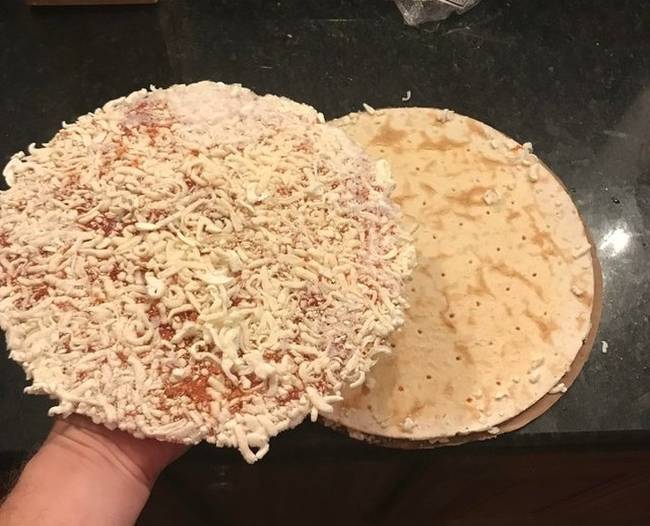 „A mirelit-pizzám feltétje úgy ahogy van levált a tésztáról."