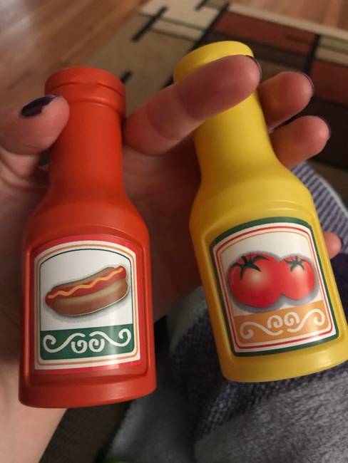 Valahol-valaki úgy gondolta, hogy a mustárt piros csomagolásba, a ketchupot pedig sárgába teszi.