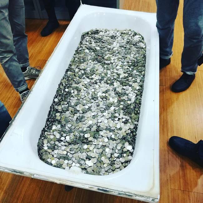Végezetül pedig néhány orosz fiatal, akik 101 ezer orosz rubelt gyűjtöttek össze aprópénzben, hogy azzal vásárolják meg maguknak a legújabb iPhone-t. Az eladónak 2 órába tellett összeszámolnia a pénzt.