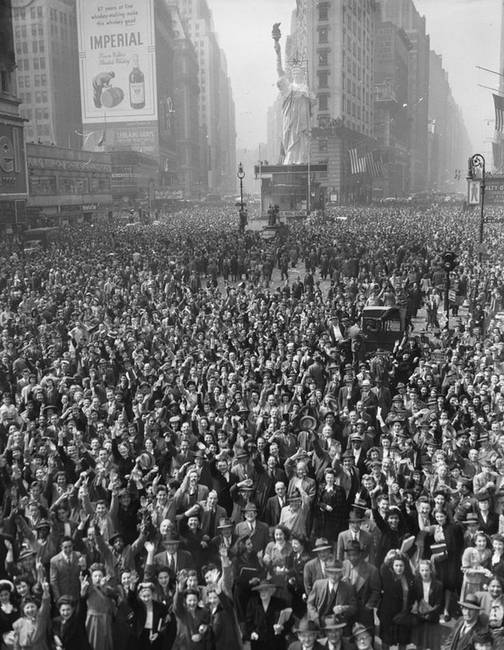 Végezetül: a new yorki Times Square-en összegyűlt ünneplő tömeg, akik így üdvözölték Németország legyőzését 1945. május 7-én.
