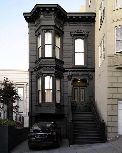 Egy fekete viktoriánus korabeli ház San Franciscóban.
