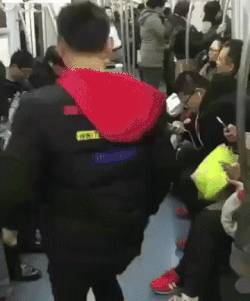 Te is utálod, amikor nincs hely a metrón? A megjátszott roham és az emberek társaik iránti közömbössége majd segít.