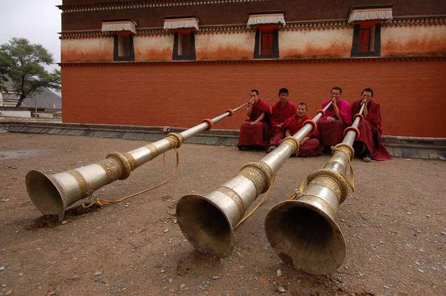 Antik tibeti kürtök darabjai.