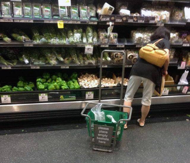 Váó! Ez a hölgy nem lacafacázott, elhozta az egész bevásárlókosár-tartót.