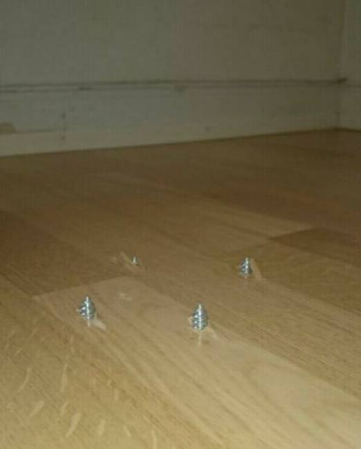 „Az alattunk lakó felszerelte az új csillárját."