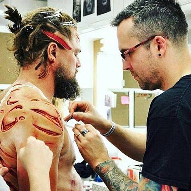 Leonardo DiCaprio sminkelése A visszatérő című film forgatásán.