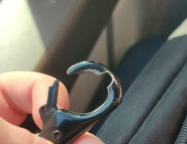 „Így néz ki a laptoptáskám karabinere 2 év használat után."