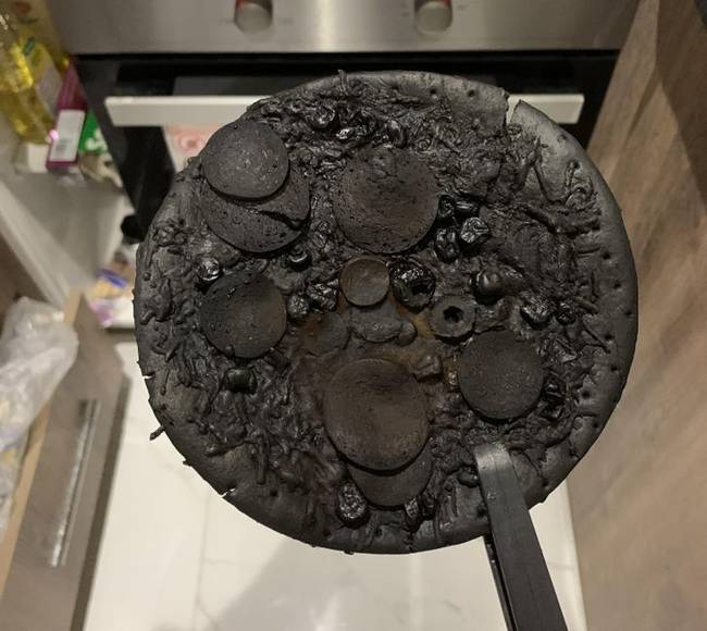 Berakta sülni a pizzát, majd elaludt.