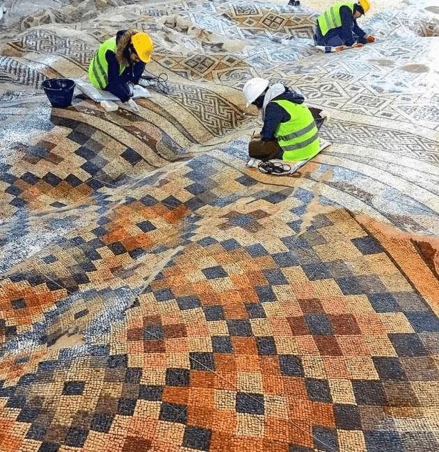 A padlón lévő mozaik ellenállt a földrengésnek, miközben a padló hullámosan felgyűrődött.